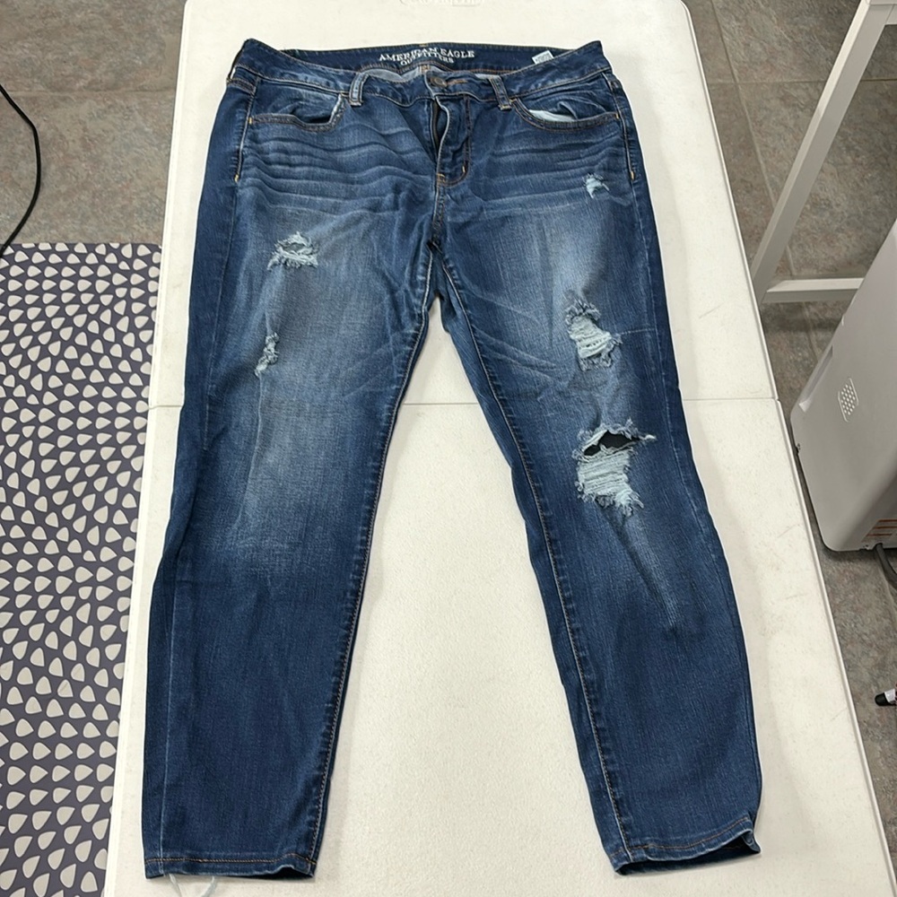14 short American Eagle distressed Jegging